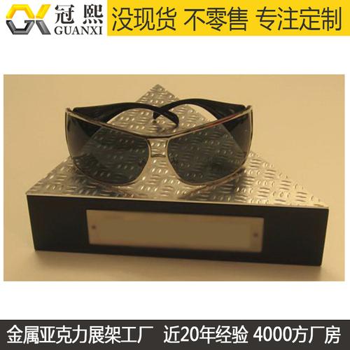光影陳列美學 金屬與亞克力融合的臺式偏光墨鏡展示架